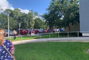Beginning of the voting line in Florida while voting early. Photography by Evan Green.