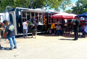 Taco Gomez food truck serving customers.