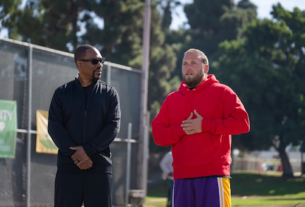 Akbar (Eddie Murphy) and Ezra (Jonah Hill) stand outside talking.