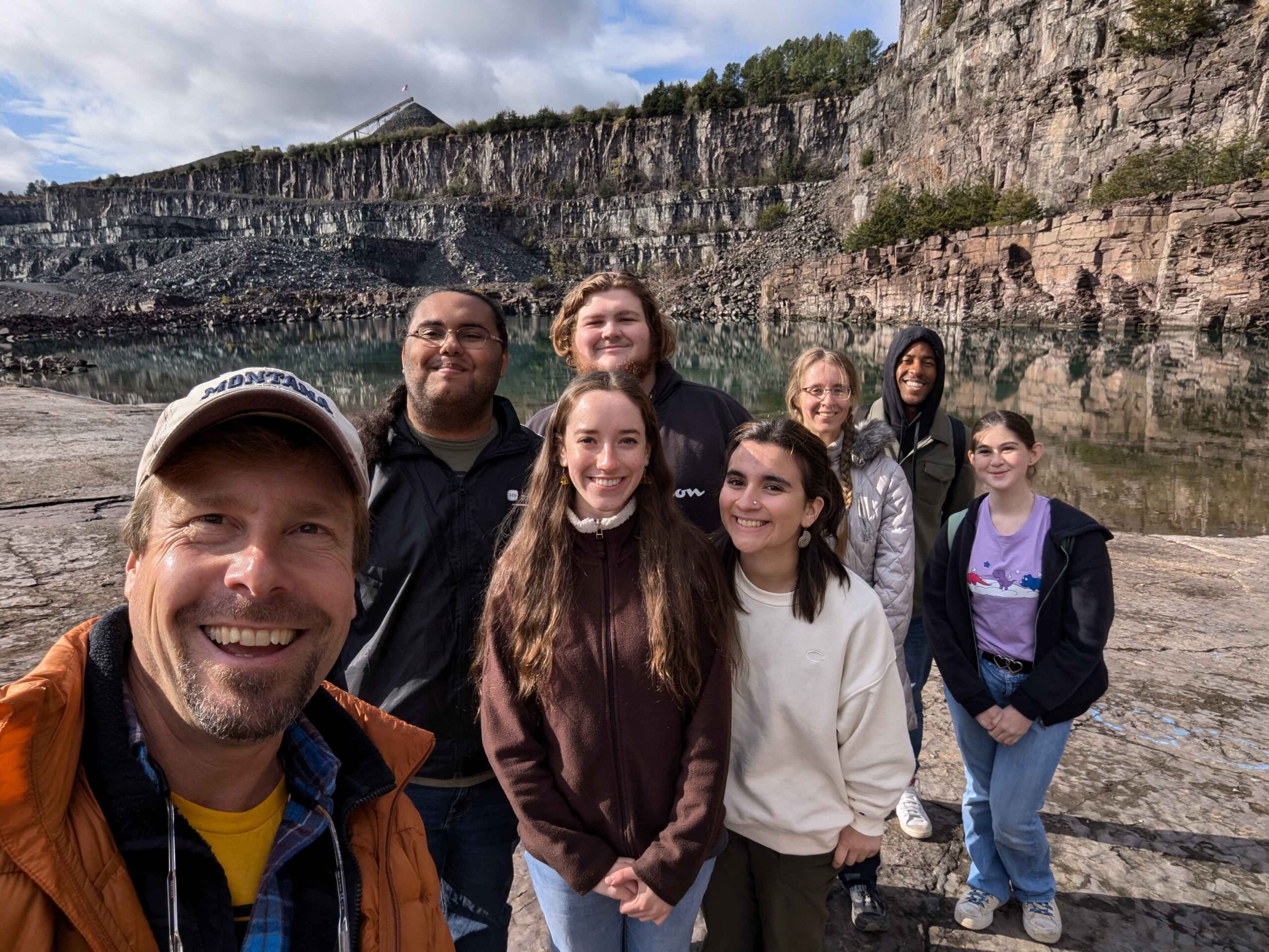 Callan Bentley poses with 7 students in front of rock formations.